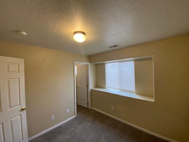 Building Photo - 3 Bedroom, 2 Bathroom Twin Home
