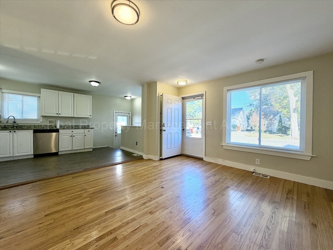 Building Photo - Solid Brick and Renovated with New Kitchen and Two Full Baths!