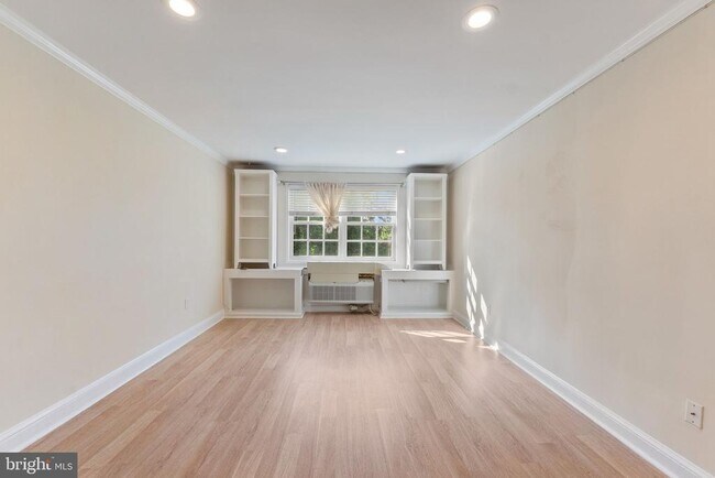 Building Photo - 1732 W Abingdon Dr