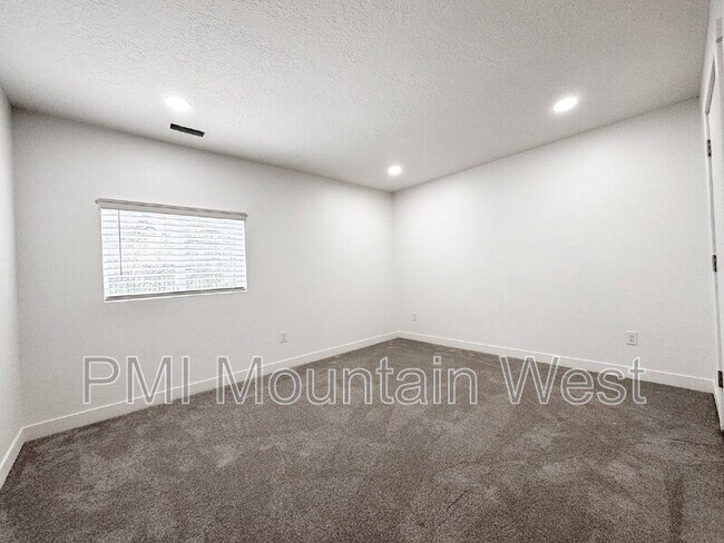 Building Photo - 985 Horsley Cir