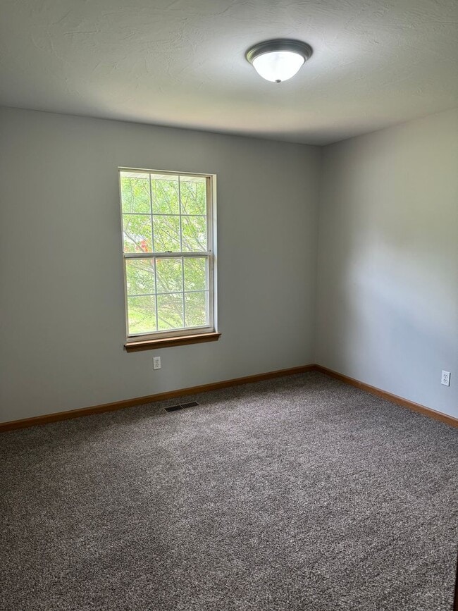 Building Photo - 3 Bedroom Home Strafford, Missouri