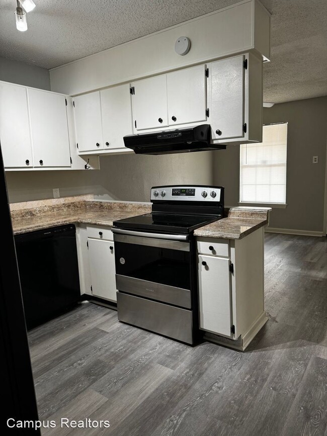 Building Photo - Charming 2/2 Condo Blocks from Baylor Campus!