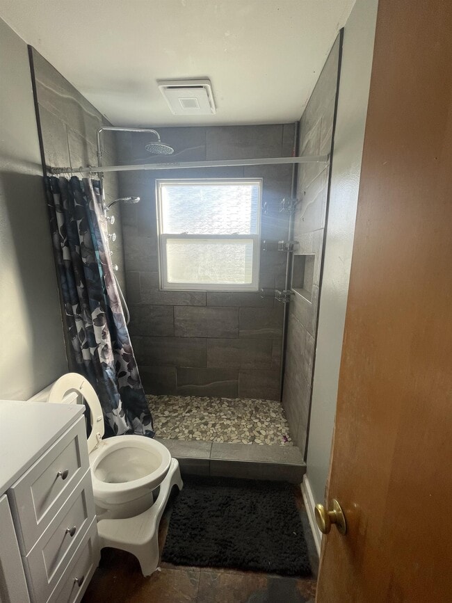 Building Photo - 1605 Everett Ave