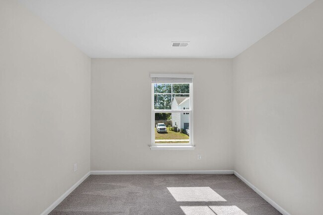 Building Photo - 4 Bedroom 3 Bath Home Located in Shell Pointe at Cobblestone Village in Summerville!