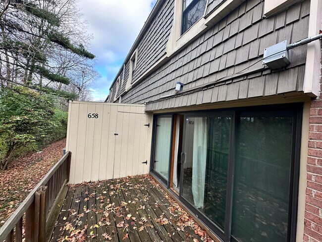 Building Photo - 658 Carriage Cir