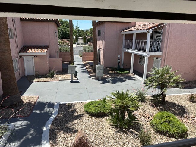 Building Photo - SE Desert Inn and Eastern!! Townhouse with 2 parking Spaces!! Recent Remodel!!