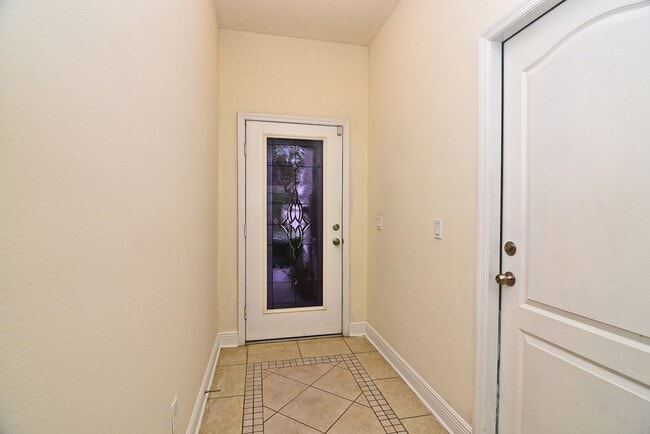 Building Photo - Lovely Town Home Available