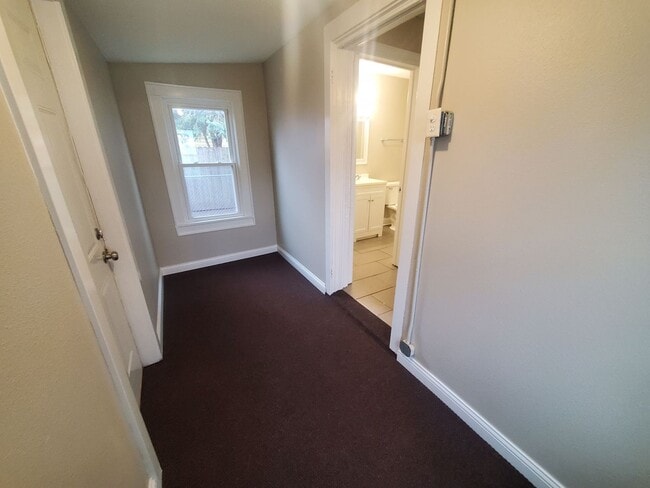 Building Photo - 4 Bedroom, 1 Bathroom home just South of Downtown!