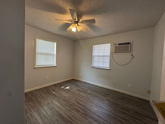 Building Photo - Introducing a charming 3-bedroom, 1.5 bath...