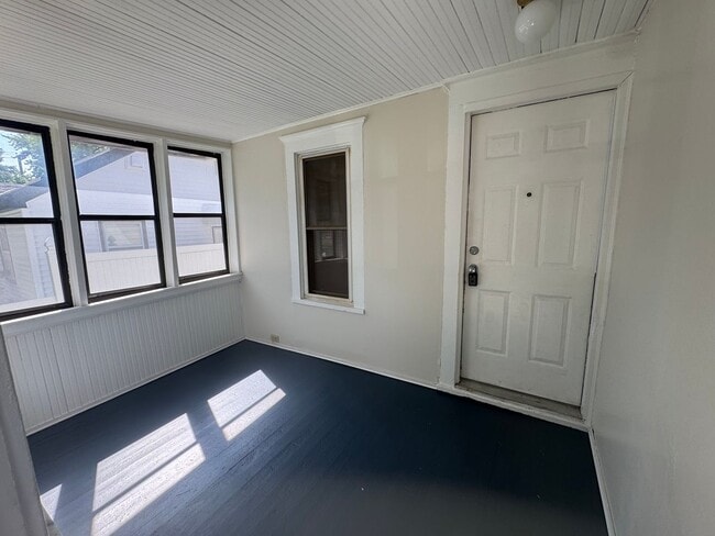 Building Photo - Gorgeous 3 Bedroom UPDATED Single Family Home