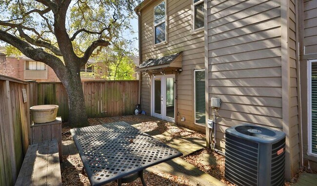 Building Photo - 9400 Doliver Dr