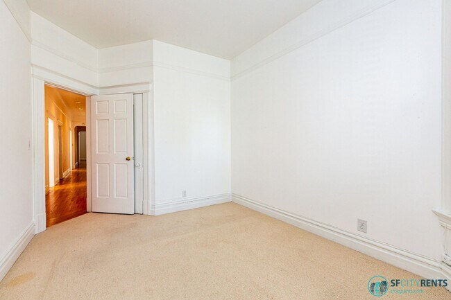 Building Photo - Mission District: Top Floor Flat Above Blondie's Bar w/ Formal Dining Room & W/D in unit