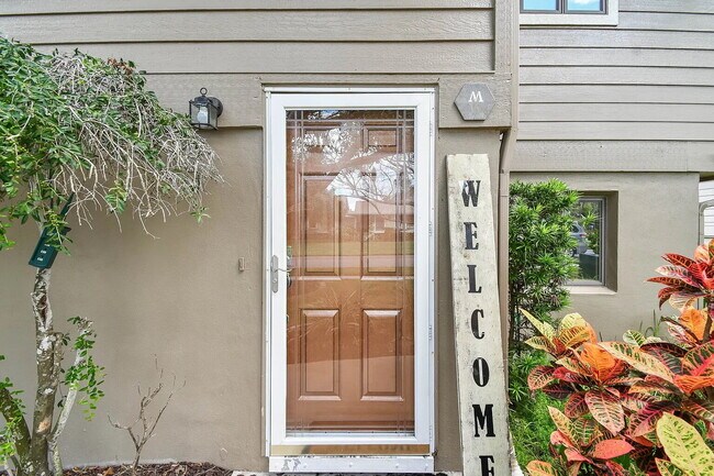 Building Photo - "Charming 3-Bed, 2-Bath Oasis at 1011a Sou...