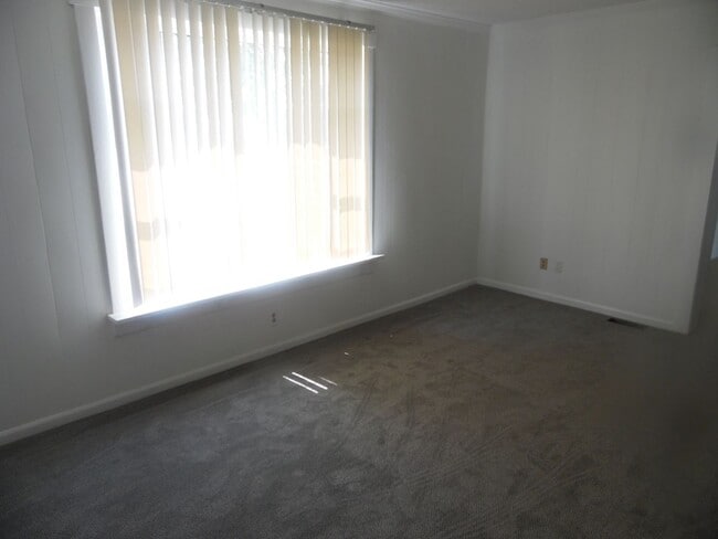 Building Photo - 1 Bedroom, 1 Bath Home,  close to Down Tow...