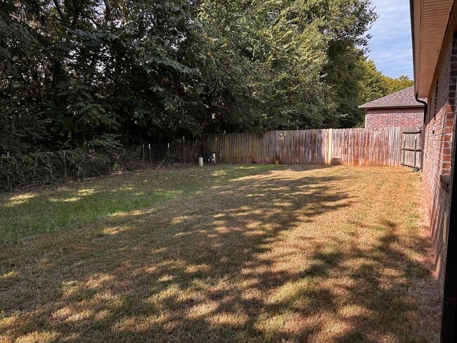 Building Photo - 3 Bedroom 2 Bathroom home. Available NOW!