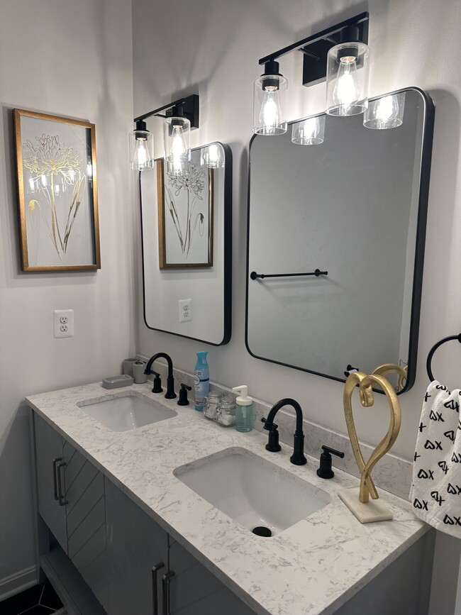 Double Vanity - 3404 Hamilton Ave