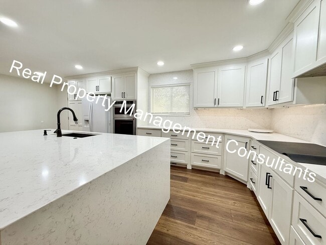Building Photo - Spacious 4 Bedroom Home in Shawnee Mission!