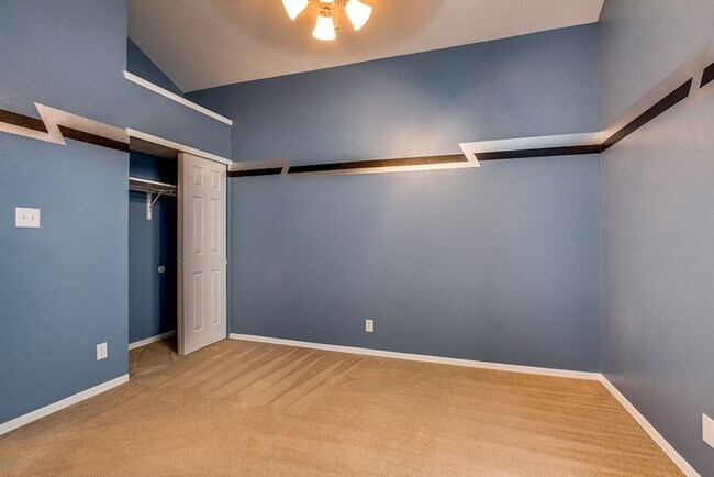 Building Photo - Charming 3-bedroom, 2.5-bathroom Home loca...