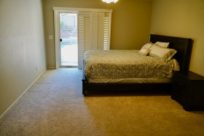 Building Photo - 836 E Serena Ave