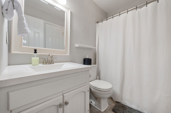 Building Photo - 2be / 1.5ba Duplex Unit B - Great Convenient Location