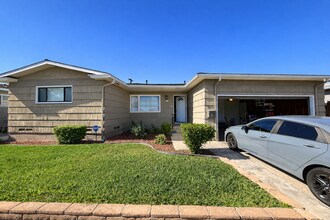 Building Photo - 5 Bedroom 3 Bath Home with a Great Yard!