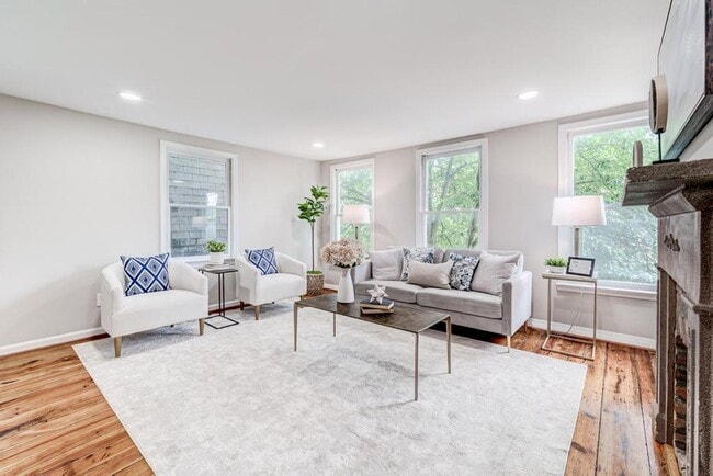 Building Photo - 2 Level Condo with parking, close to metro, utilities included!