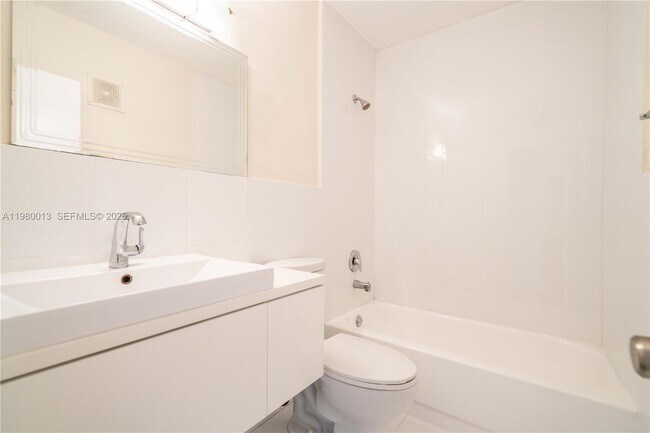 Building Photo - 1940 Biarritz Dr