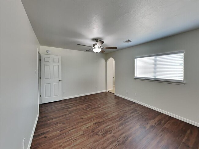 Building Photo - 6434 Tea Tree Dr