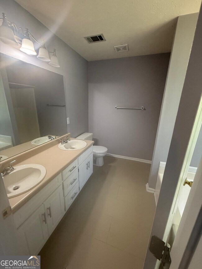 Building Photo - 3123 Rockview Dr
