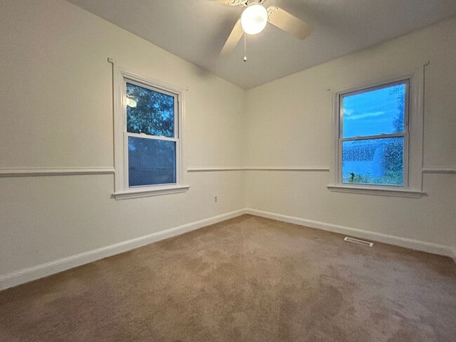 Building Photo - Welcome to this charming home in the desirable cul-de-sac of Hampton, VA. "ASK ABOUT OUR ZERO DEP...