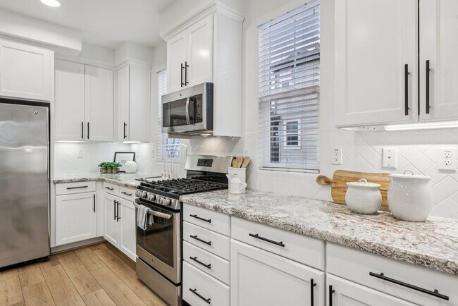 Building Photo - Beautiful Corner-Unit Townhome Near Downtown – 4 Bed | 3 baths