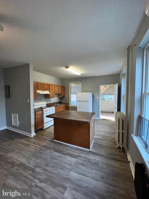 Building Photo - 129 W Miner St