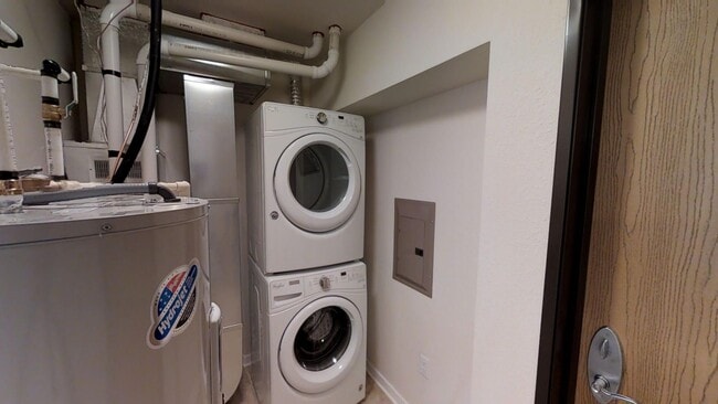 Building Photo - Condo Style Lower 1 Bedroom 1 Bathroom Apartment