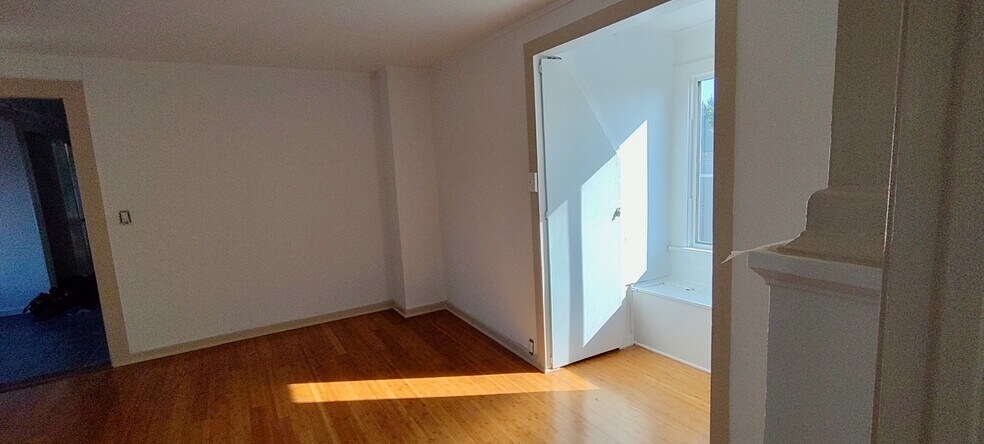 Building Photo - 1150 Sanborn Ave. Apt C