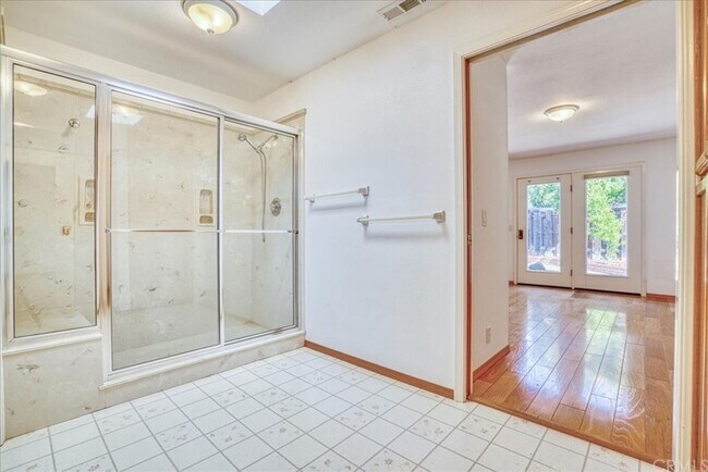 Building Photo - 5 Bedroom 3-bathroom Large single level home!