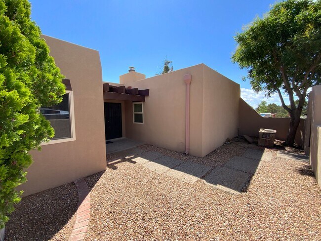 Building Photo - 3 Bedroom Single Story Home Available Near...
