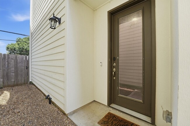 Building Photo - 2057 Sherwood Forest St