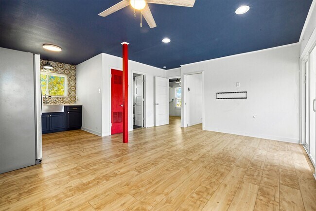 Building Photo - 370 Ling St