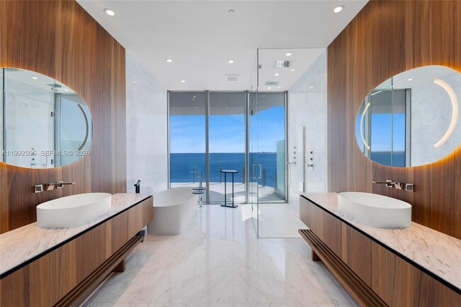 Building Photo - 5 Grove Isle Dr