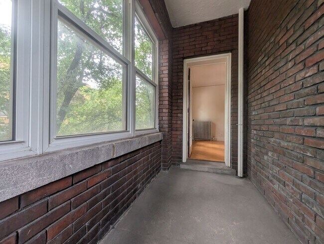 Building Photo - Large 3-bed/1-bath Apartment in the Heart of Rogers Park!