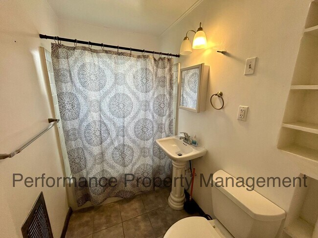 Building Photo - Cute 2 Bed/1 Bath Home in SE Bakersfield w...