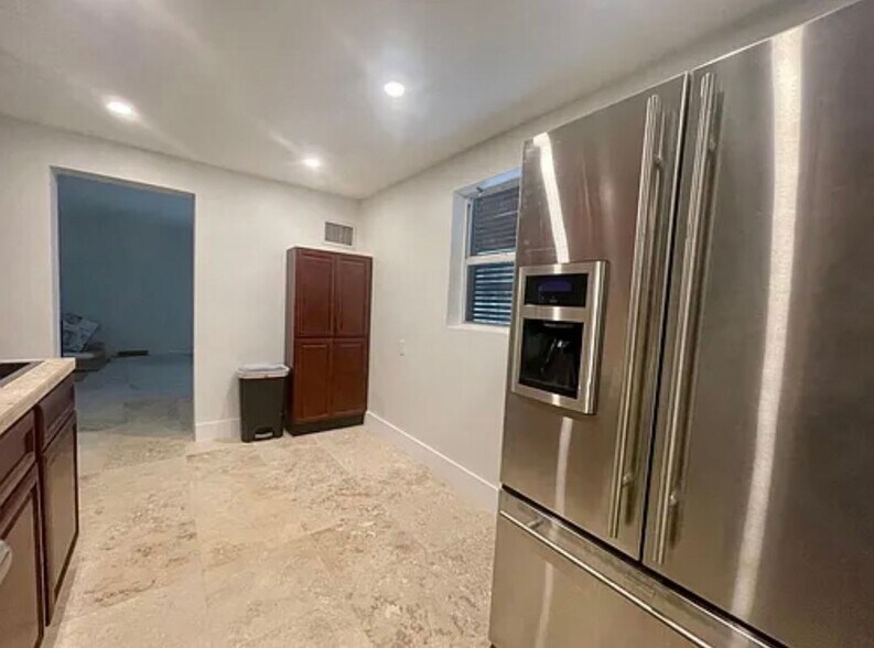 Building Photo - 656 Manor Dr