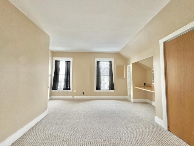 Building Photo - 14 Maple St