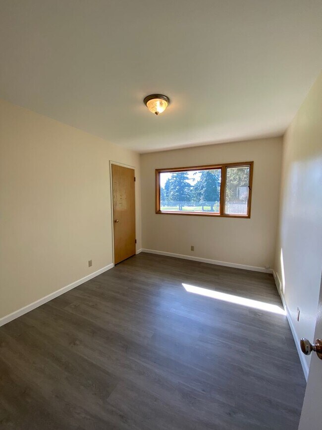 Building Photo - Four Bed, Two Bath Single Family Home with Fantastic View ON the Golf Course!