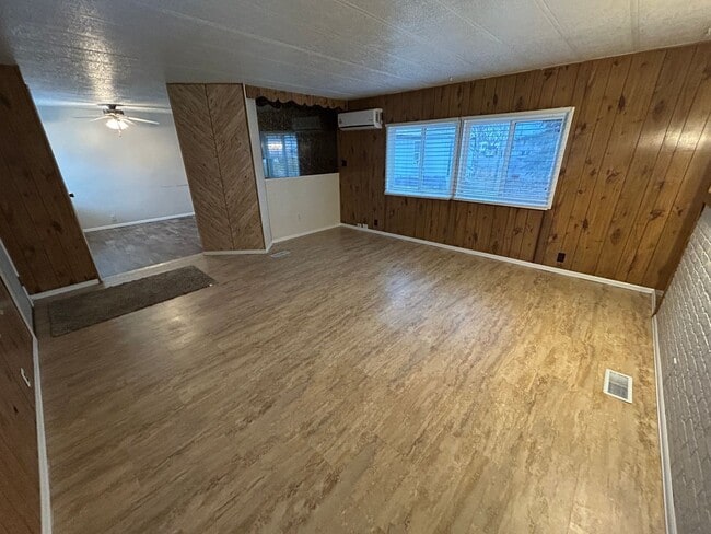 Building Photo - 123 Opal Dr