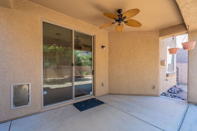 Building Photo - Bright, Spacious Riverside Crossing Retrea...