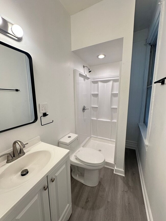 Building Photo - First Floor 1 Bed, 1 Bath Apartment in Sha...