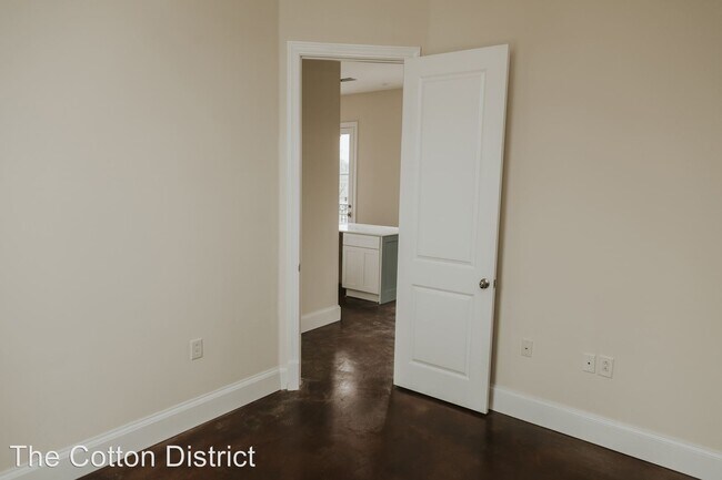 Building Photo - 517 University Dr