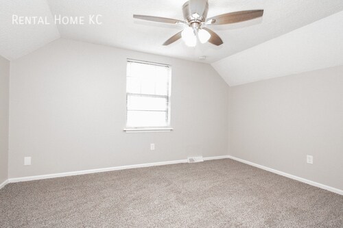 Building Photo - Roomy 3-bed 2-bath Duplex w/Fin Lower Leve...