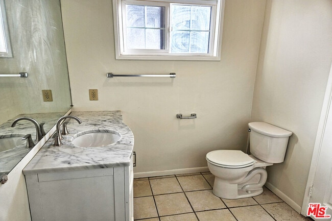 Building Photo - 9966 Glencrest Cir